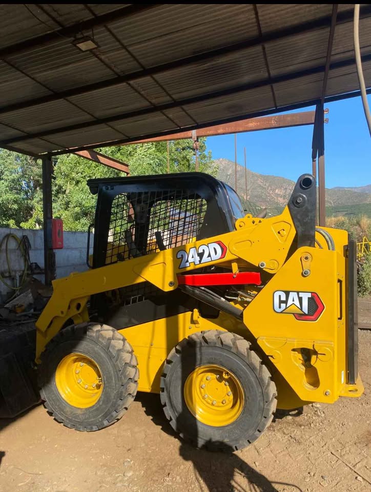 Minicargador Caterpillar 242D año 2017