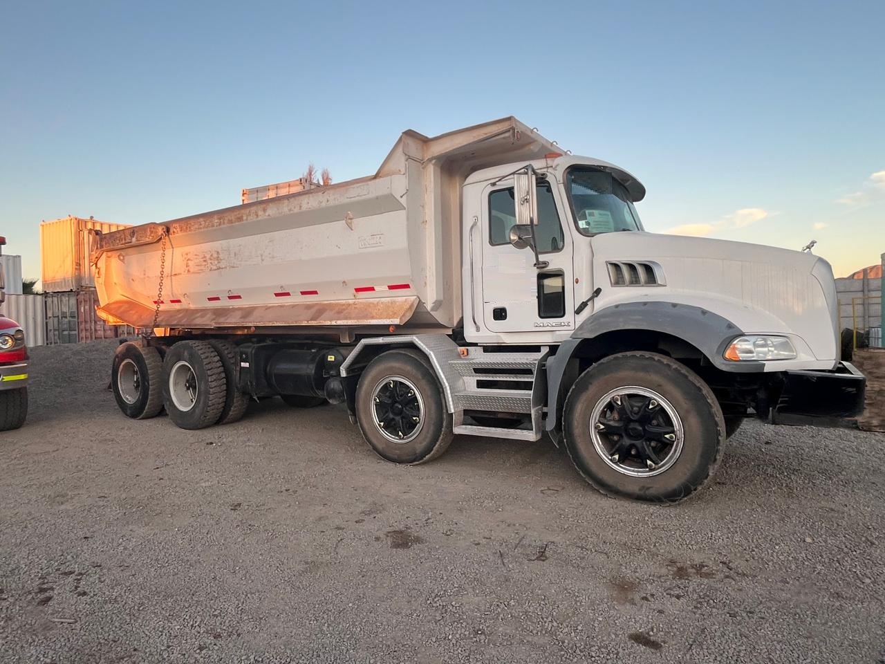 Camión tolva 22 m3  Mack GU813 año 2012  218.051 km