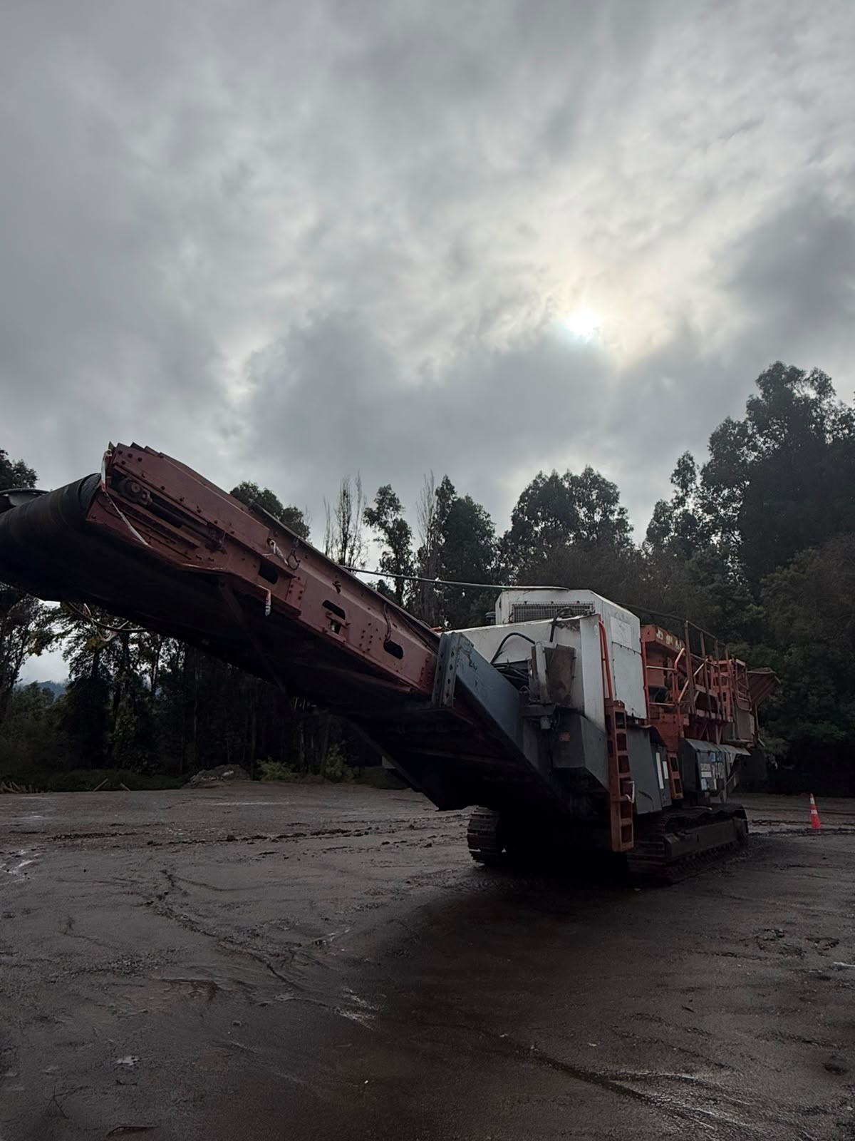 Chancadora de Cono Móvil Sandvik UH440i – Año 2010