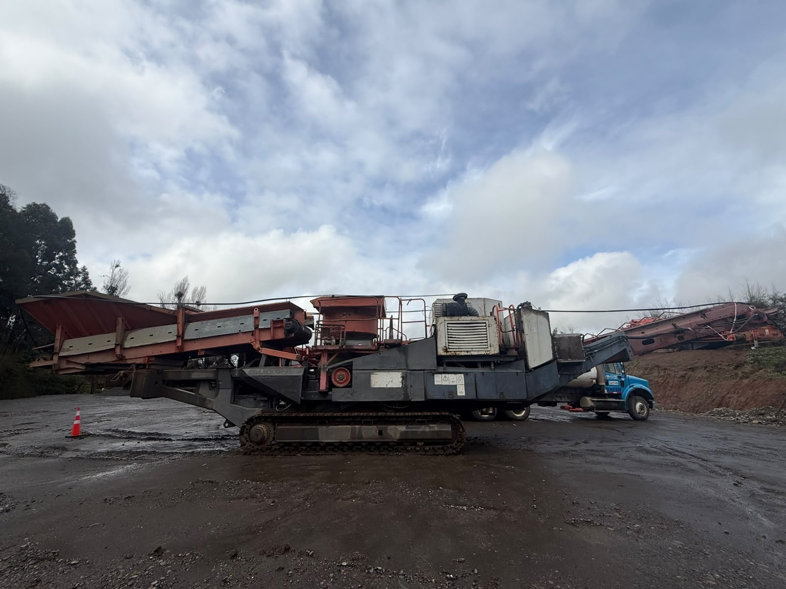 Chancadora de Cono Móvil Sandvik UH440i – Año 2010