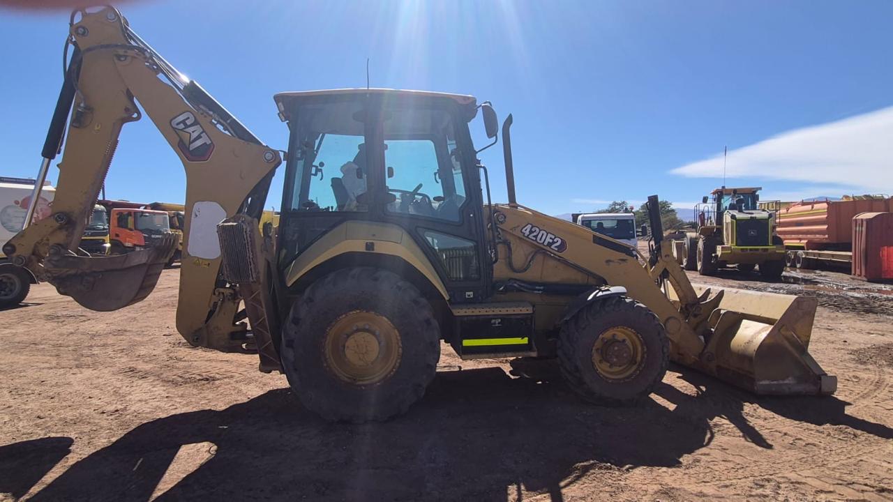 Retroexcavadora Caterpillar 420F2 año 2021  5.420 horas