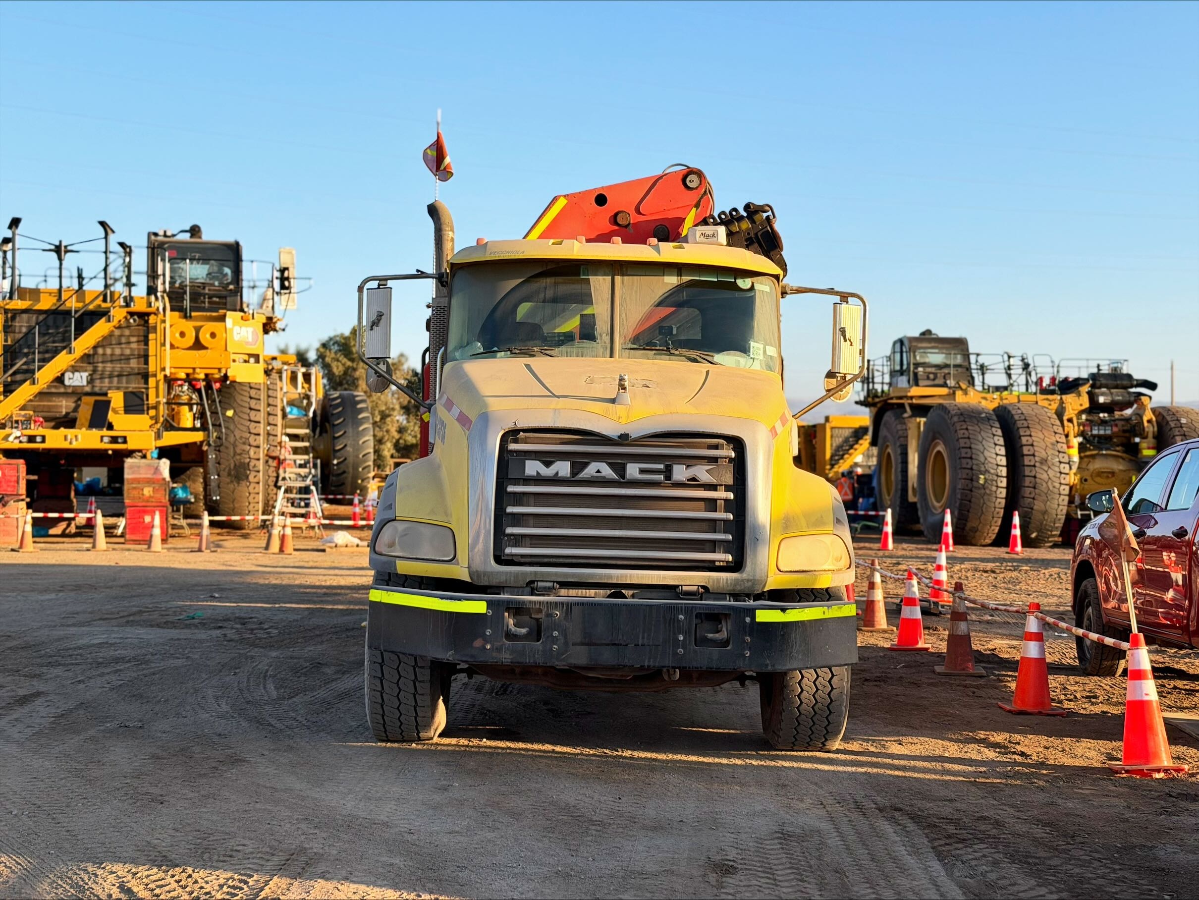 Camión Pluma Mack GU813E año 2017 Pluma Palfinger PK2080 6.397 horas