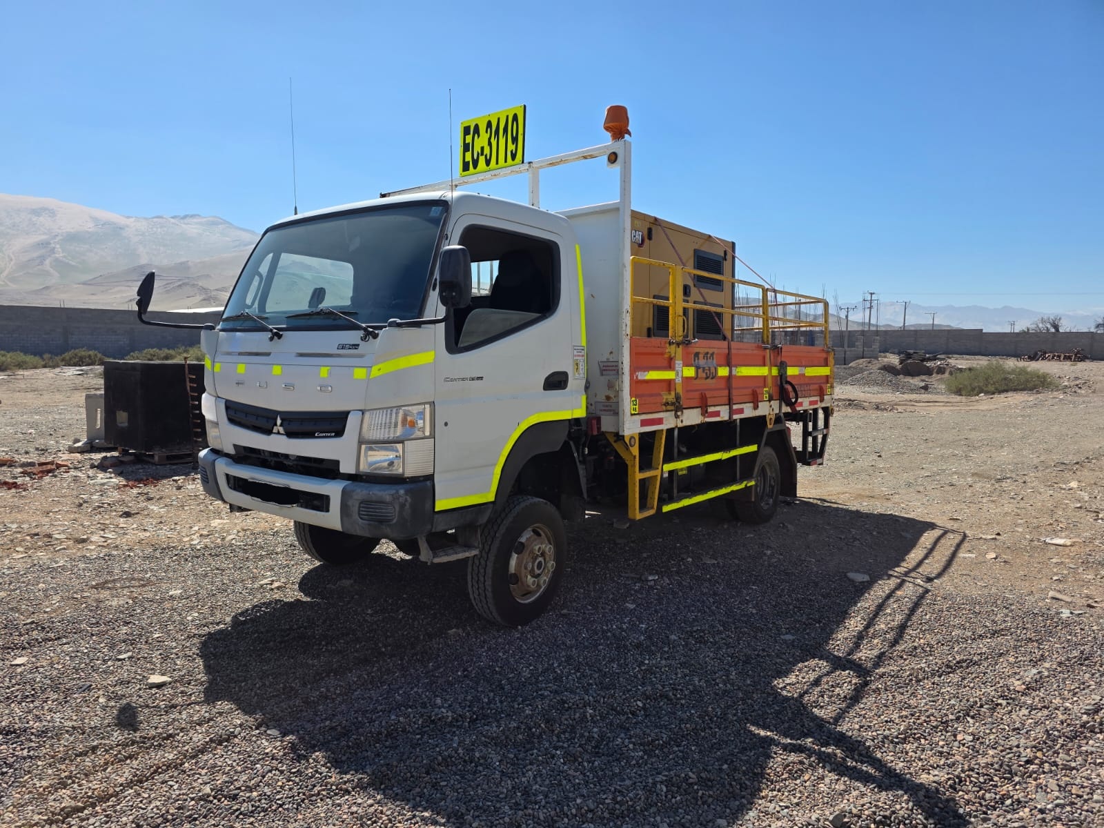 Camión Mitsubishi Fuso Canter 615 4x4 año 2020 estandar minero
