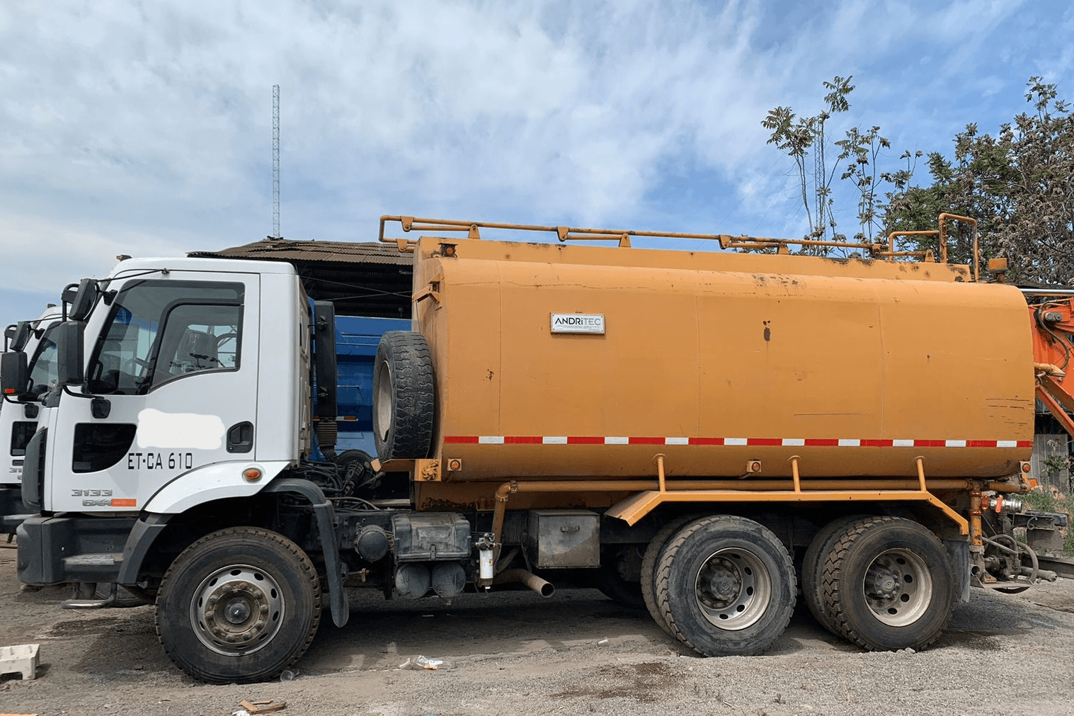 Camión Aljibe Ford 3133C, 2015, 70000 hrs - Perfecto Estado