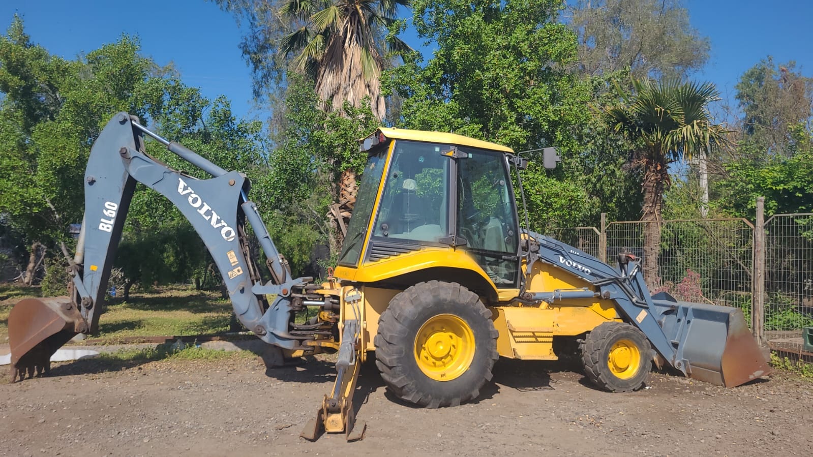 Retroexcavadora Volvo BL60 Año 2011