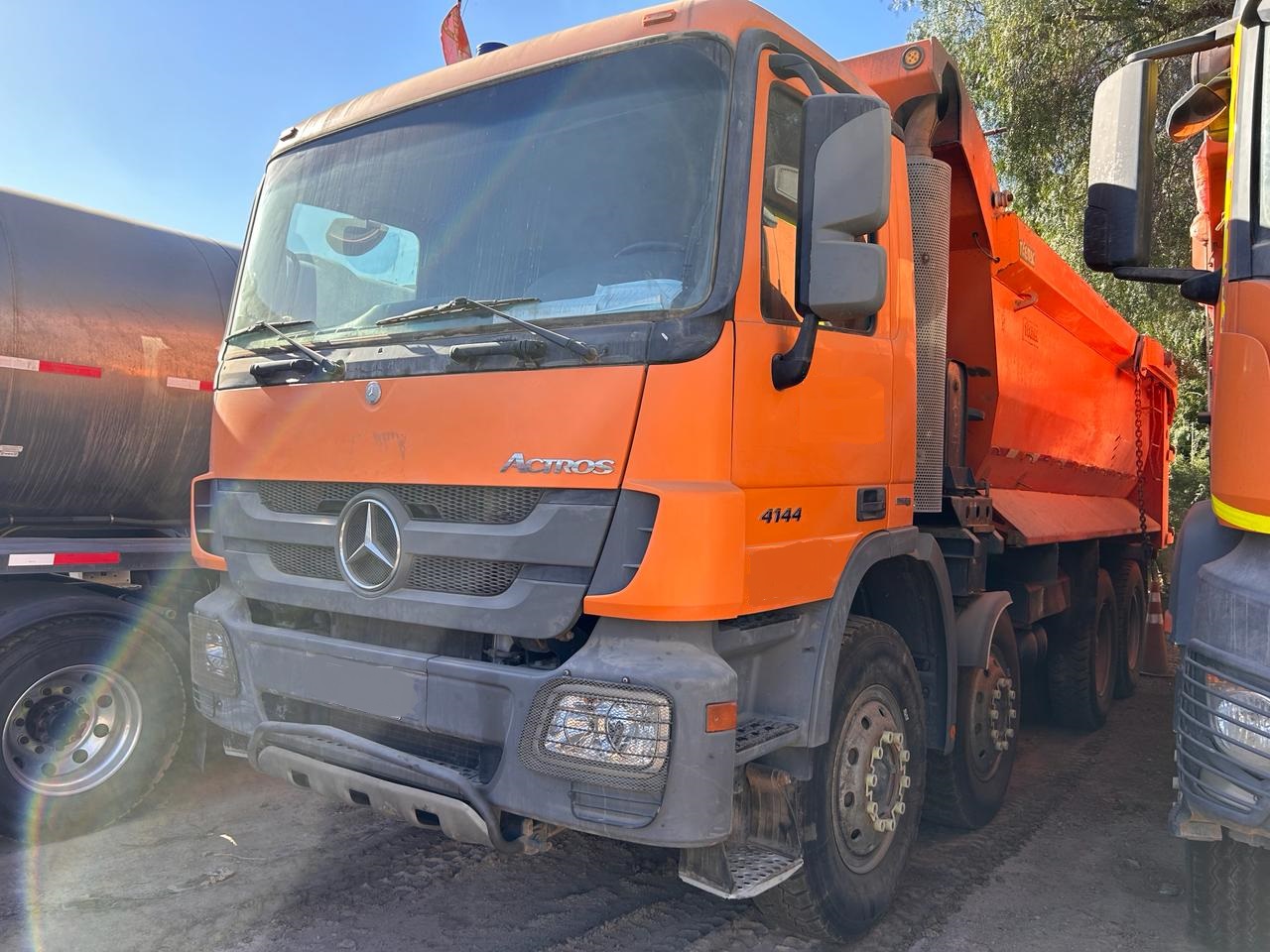Camión Tolva Mercedes Benz actros 4144k año 2019