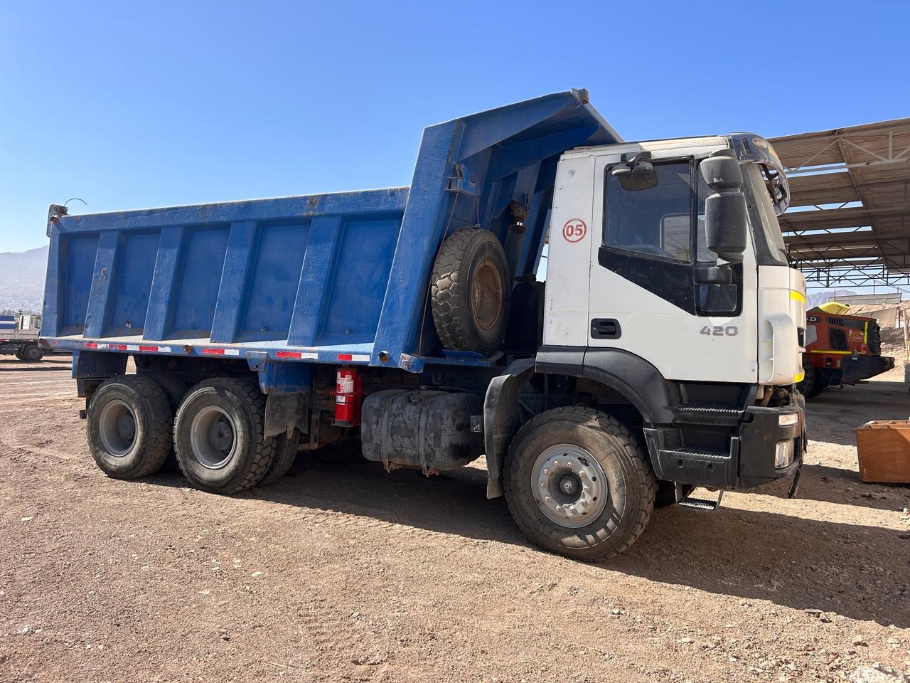 Camión Tolva Iveco Trakker ADN 380T42H Año 2011 143.887 km