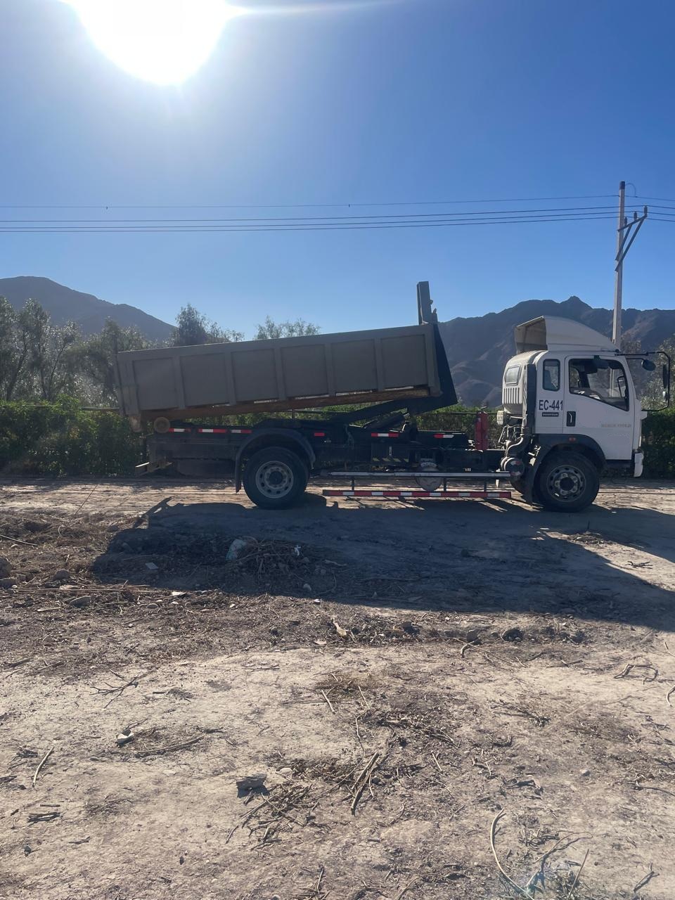 Camión con Ampliroll 10 ton Sinotruk Homan 1618 año 2023